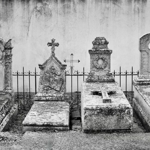 TUMBAS OLVIDADAS, por Alfonso Torres Consuegra