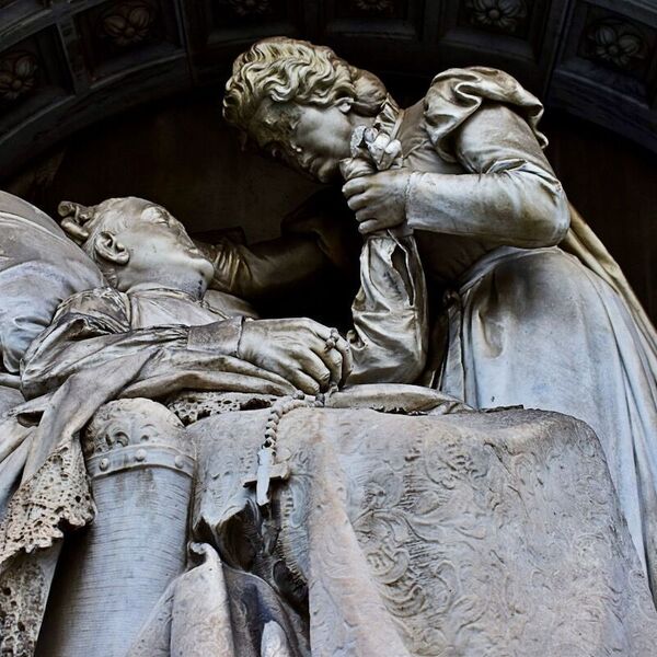 EL AUSENTE PRESENTE, por Carmen Ocaña Gómez